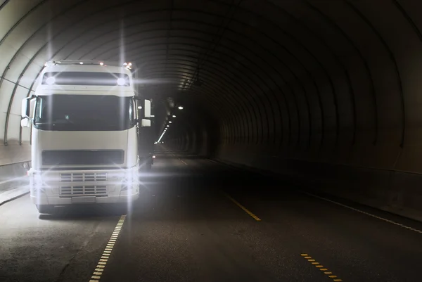 Caminhão num longo túnel rodoviário — Fotografia de Stock