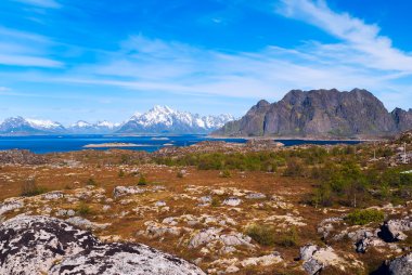 Norveççe peyzaj Lofoten üzerinde Skrova güneşli bir günde ada