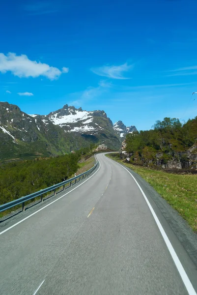 Asfaltweg op Noorse bergen in zonnige heldere dag — Stockfoto