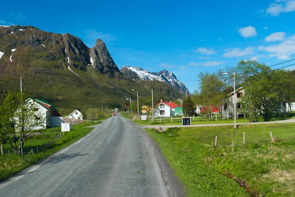 Asfaltweg over Noorse dorp in zonnige dag — Stockfoto