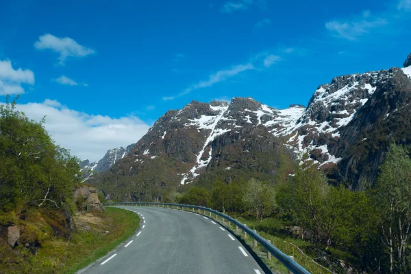 Camino de asfalto a las montañas noruegas en un día despejado —  Fotos de Stock