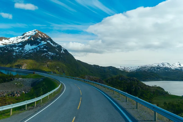 Asfaltweg naar Noorse bergen in zonnige zomerdag — Stockfoto