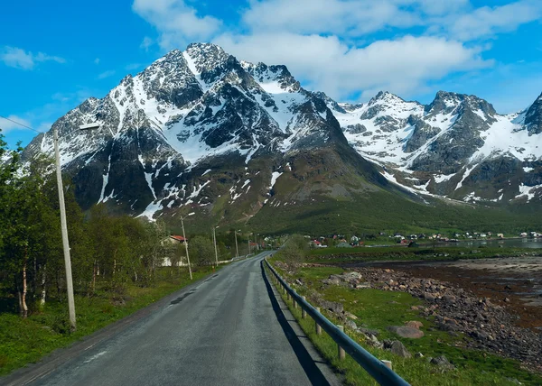Asfaltweg naar Noorse bergen in zonnige heldere dag — Stockfoto