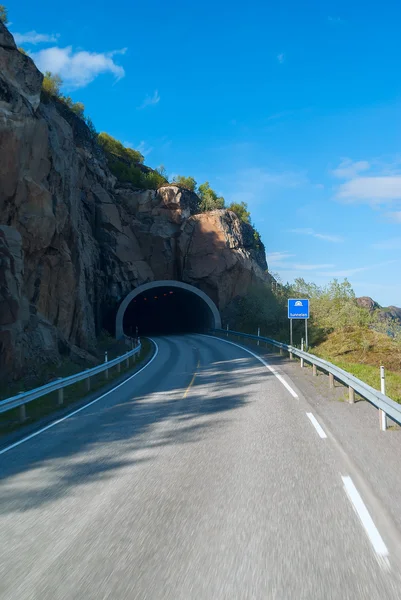 Túnel na estrada de montanha norueguesa — Fotografia de Stock