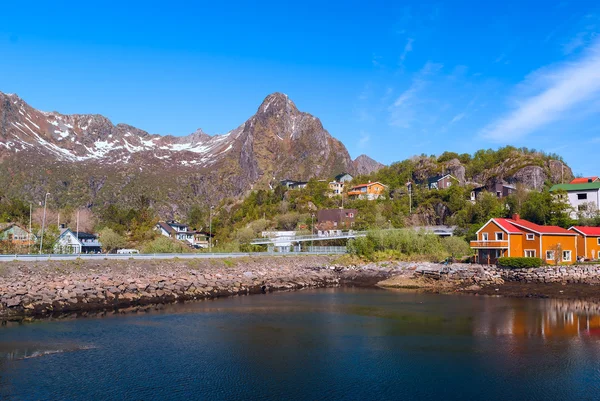 Wieś na norweskiej wyspie na Lofotach — Zdjęcie stockowe