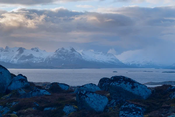 Lofoten üzerinde Adası Skrova Dağı nın akşam görünümü