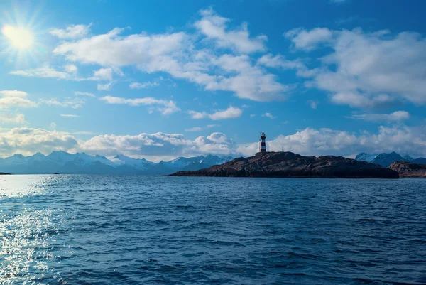 Faro en el mar del norte en la luz del sol brillante — Foto de Stock