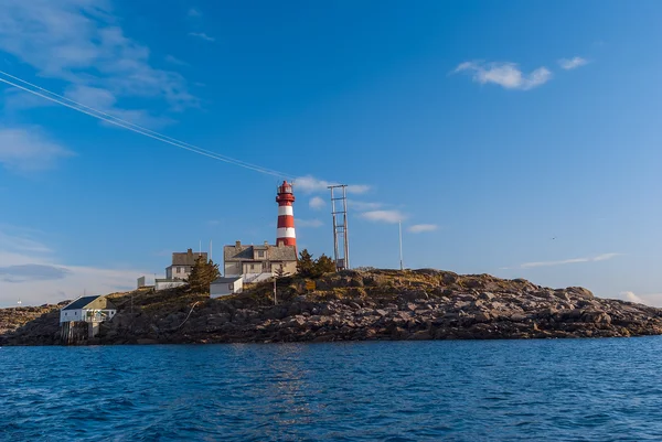 Faro noruego en verano día soleado — Foto de Stock