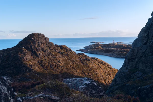 La cima de la montaña en la isla Skrova en Lofoten — Foto de Stock