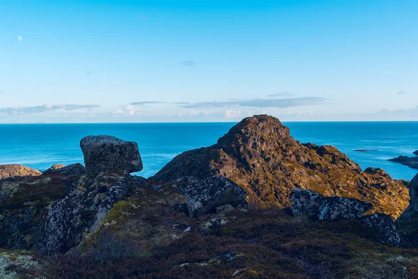 La cima de la montaña en la isla Skrova en el Lofoten — Foto de Stock