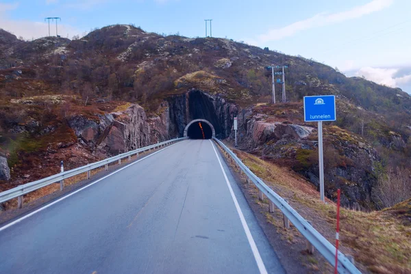 Тоннель на горной дороге Норвегии — стоковое фото
