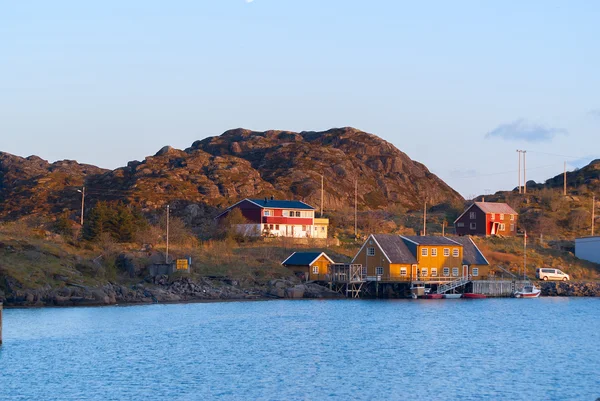 Domki rybackie nad brzegiem norweskiej wyspie miasta Skrova — Zdjęcie stockowe