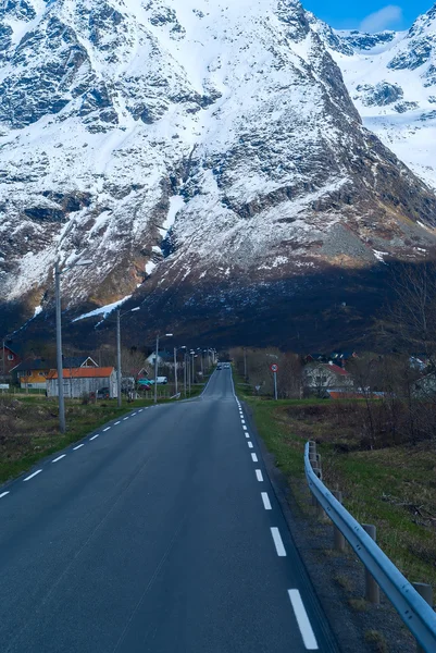 Асфальтована дорога в засніжені гори Норвезька — стокове фото