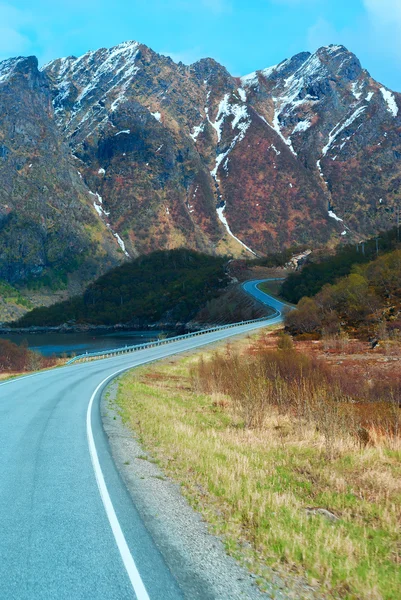 Aszfalt road, norvég zöld hegyek — Stock Fotó