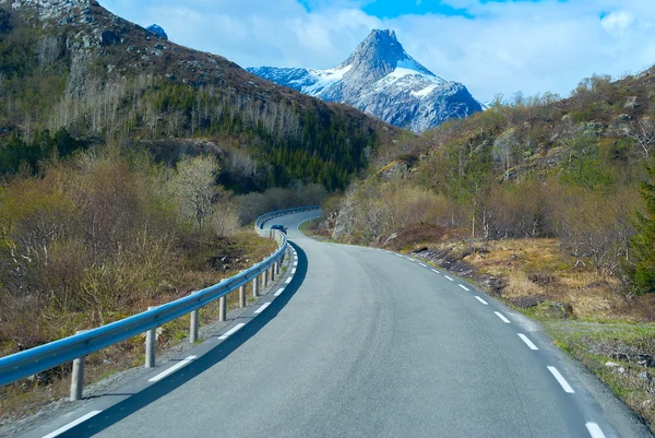 Estrada de asfalto em montanhas norueguesas — Fotografia de Stock