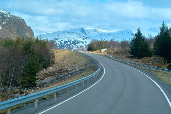 Strada asfaltata grigia in montagna in estate — Foto Stock