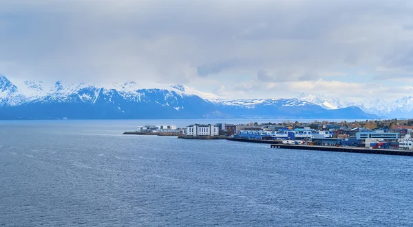 Noorse gemeente op de Lofoten eilanden in bewolkte dag — Stockfoto