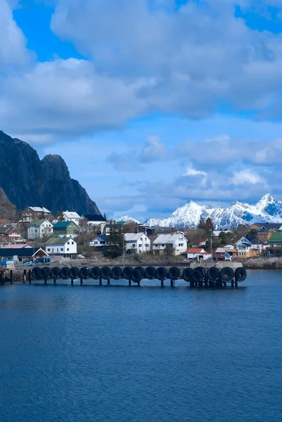 Pier města Svolvaer na ostrovech Lofoty v slunečný den — Stock fotografie