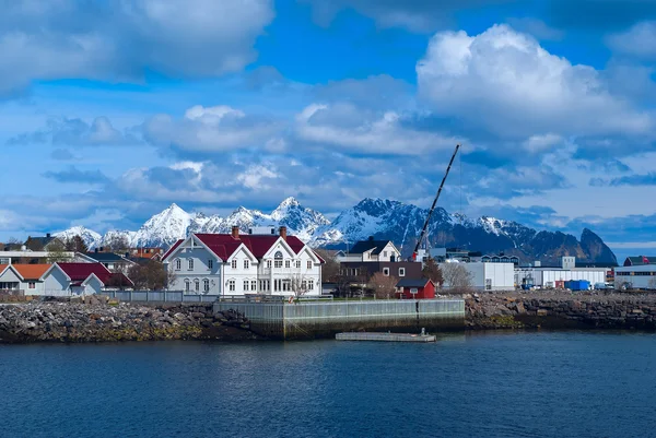 Città Svolvaer sulle isole Lofoten in giornata di sole — Foto Stock