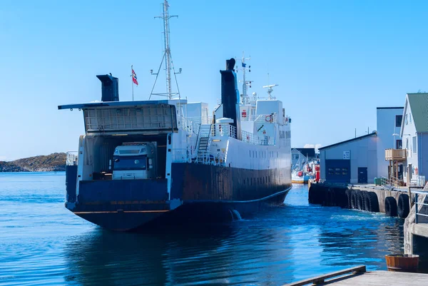 Vrachtwagen op de veerboot vertrekt vanaf de pier — Stockfoto