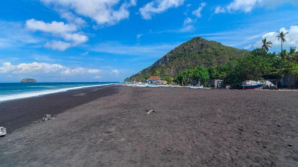 A Bali szigetén, Indonézia fekete homokos strand — Stock Fotó