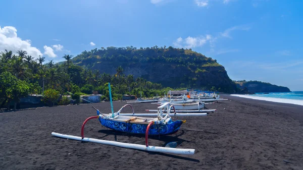 Szemét a strandon a fekete homok a szigeten Bali a Indones — Stock Fotó