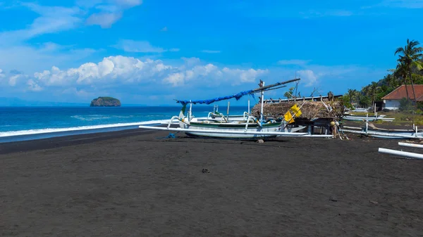 A Bali szigetén, Indone a fekete homokos strandon dzsunka — Stock Fotó
