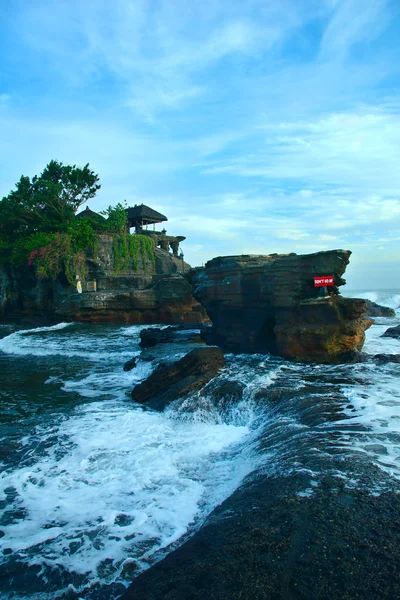 Régi templom Tanah Lot déli partján Bali szigetén, Indonézia — Stock Fotó