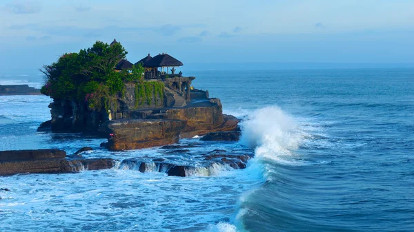 Templom Tanah Lot partján Bali szigetén, Indonézia — Stock Fotó