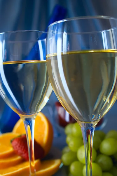 Clouseup of glasses of white wine with oranges and grapes — Stock Photo, Image