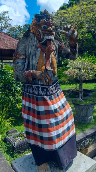 Estátua do deus na entrada de um templo em Bali — Fotografia de Stock