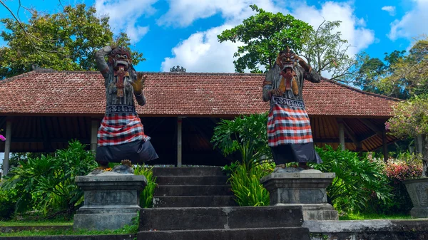 Az istenek, a bejáratnál, hogy a templomban, Balin, Macus szobrok — Stock Fotó
