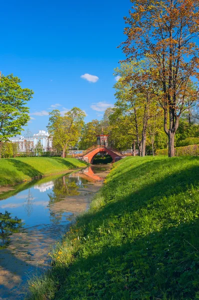 Zanja con un puente en el parque de Pushkin cerca de San Petersburgo o — Foto de Stock