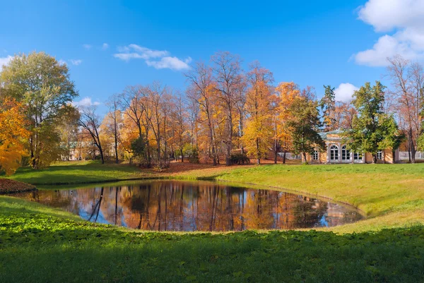 Palacio en la orilla del estanque en el parque de Pushkin — Foto de Stock