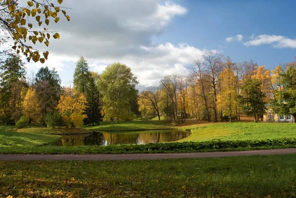 Das Schloss am Ufer des Teiches im Park von Puschkin — Stockfoto