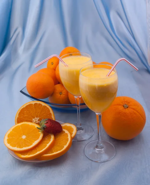 Два хрусталя органического апельсинового сока, целые апельсины и Str — стоковое фото