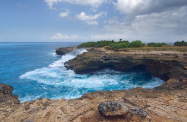 Lembongan Bali, Endonezya Island yakınındaki kayaların üzerinde sörf