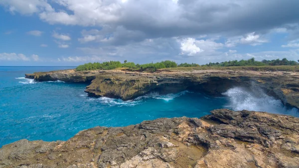 Lembongan Island yakınındaki kayaların üzerinde sörf