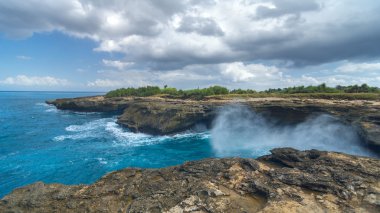 Dalgalar Adası Lembongan yakınındaki kayalarda