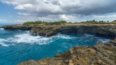 Dalgalar buzlu Lembongan Adası Bali yakınındaki oteller
