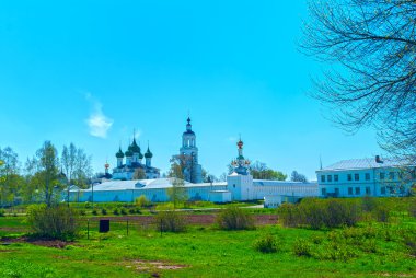 Yaroslavl bahar güneşli günde yakınındaki beyaz Manastırı