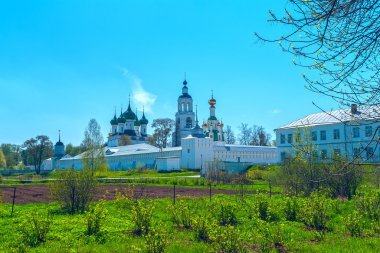 Bahar günü Yaroslavl yakınındaki beyaz Manastırı