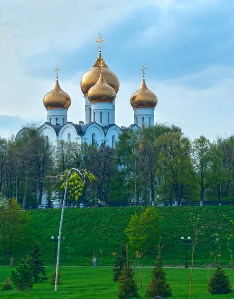 Древний ортодокс христианский карч с золотыми куполами в облачный день — стоковое фото