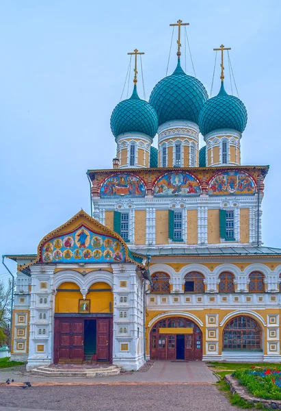 Starożytne rosyjskiego Kościoła Prawosławnego w mieście Tutayev na rzece Vol — Zdjęcie stockowe