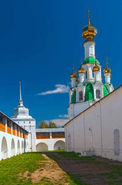 Cour monastère orthodoxe blanc dans une journée ensoleillée — Photo