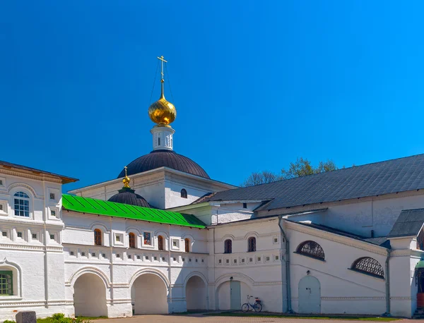 Pátio mosteiro ortodoxo branco com bicicleta — Fotografia de Stock
