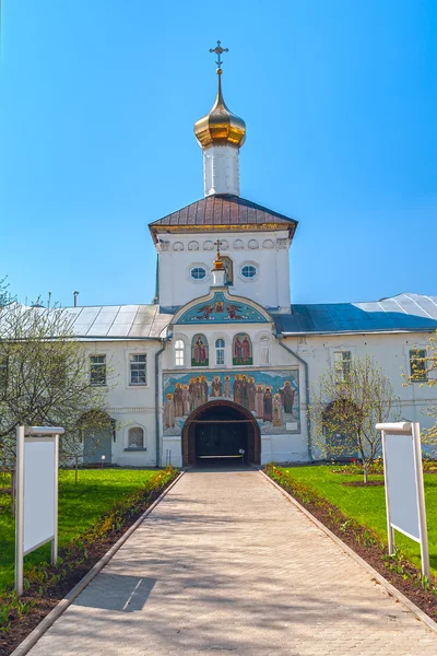 Porta de entrada para o mosteiro ortodoxo branco — Fotografia de Stock