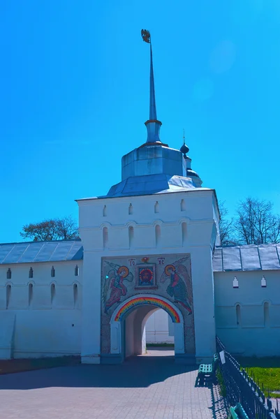 Entrance gate to the white orthodox monastery — Stock Photo, Image