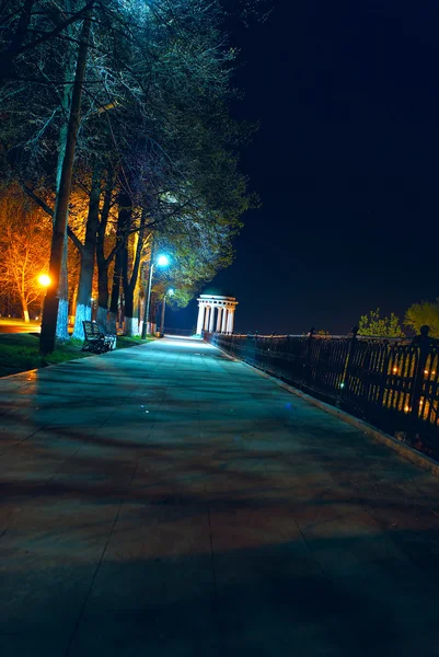 Night view of embankment with gazebo — Stock Photo, Image