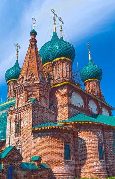 Reparando igreja perto de Yaroslavl no verão dia ensolarado — Fotografia de Stock
